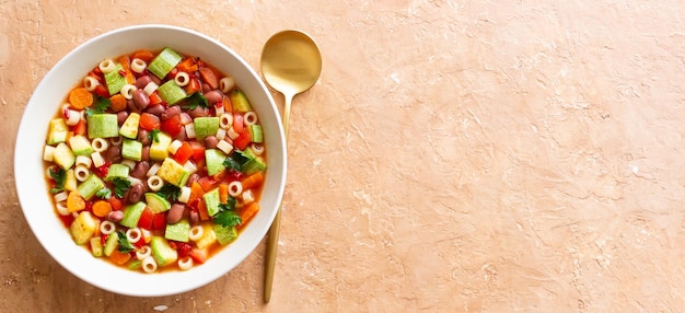 Miska s farebným jedlom